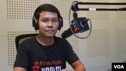 ស ម៉ូរី អនុ​ប្រធាន​បណ្តាញ​យុវជន​កម្ពុជា នៅក្នុង​បន្ទប់ផ្សាយ​របស់ VOA ក្នុង​រាជធានី​ភ្នំពេញ​នៅ​ពេល​លោក​ចូលរួម​ជា​វាគ្មិន​ក្នុង​កម្មវិធី Hello VOA នៅ​រាត្រី​ថ្ងៃចន្ទ​ទី ១៣ ខែមីនា ឆ្នាំ២០១៧។ (លឹម សុធី/VOA)