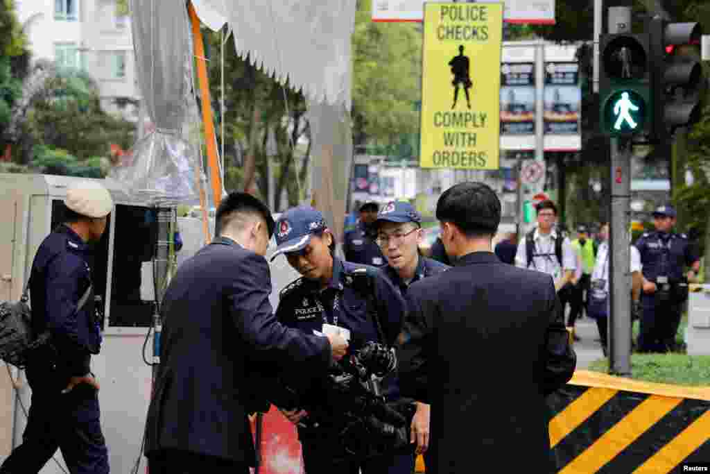 بازرسی جدی یک خبرنگار توسط قوای امنیتی سنگاپور