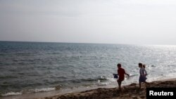 Des enfants jouant sur une plage à Hammamet, Tunisie, le 19 février 2013. 