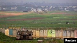 Tank Israel disiagakan di utara Jalur Gaza (13/3). 