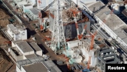 Suasana di PLTN Fukushima Daiichi (dari atas ke bawah: reaktor nuklir nomor 1, 2, 3 dan 4) yang dioperasikan oleh Tokyo Electric Power Co. (TEPCO), 11 Maret 2013 (Foto: dok).