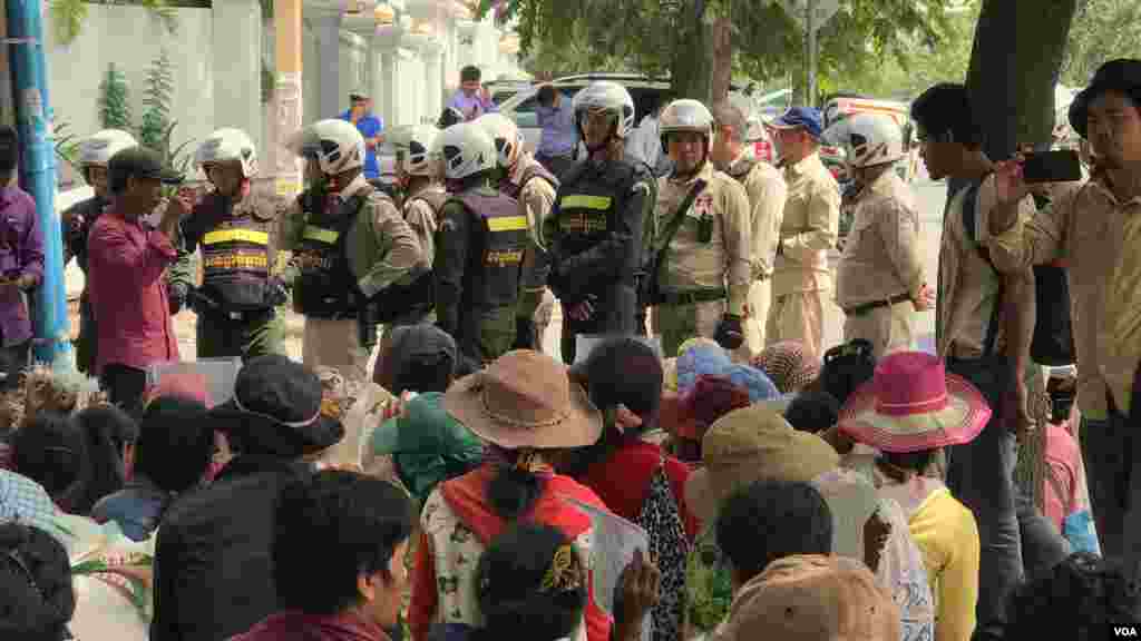 កងសន្តិសុខ​ខណ្ឌចំការមន​ របស់​ទីក្រុងភ្នំពេញ​ ទប់ស្កាត់​អ្នកតវ៉ា​មិន​ឲ្យ​បិទ​ផ្លូវ​នៅជាប់​ក្រសួង​រៀបចំ​ដែន​ដី​​ ថ្ងៃទី​២២​ ខែ​សីហា​ ឆ្នាំ​២០១៩។ (ហ៊ុល រស្មី​/VOA)