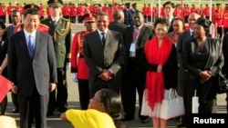 2013年3月25日中国国家主席习近平，坦桑尼亚总统基奎特，中国第一夫人彭丽媛和坦桑尼亚第一夫人萨尔玛·基奎特在在达累斯萨拉姆的尼雷尔国际机场。这次访问中签订的巴加莫约港综合开发项目合作备忘录，如今被叫停。