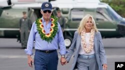 Presiden AS Joe Biden dan ibu negara Jill Biden berjalan menuju pesawat Air Force One setelah berkunjung ke lokasi kebakaran Maui di Kahulu, Hawaii, pada 21 Agustus 2023. (Foto: AP/Evan Vucci)