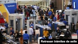 Para penumpang harus melewati petugas keamanan bandara yang berlapis di bandara Denver, Colorado, AS (foto: ilustrasi).