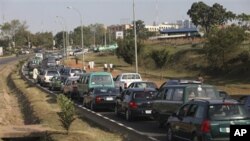 Cars que to buy fuel in Abuja, Nigeria, Tuesday, Nov. 30, 2010. A strike by Nigerian gas tanker drivers is creating long lines at gas stations in Africa's top oil producer and crippling activity in its cities. Igwe Achese, chairman of the Nigeria Union o