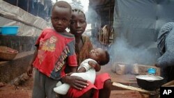 Syerra-Leoneda qochqinlar lageridagi bolalar