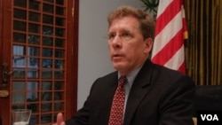 រូប​ឯកសារ៖ លោក​ W. Patrick Murphy ឧបការី​រង​រដ្ឋមន្ត្រី​ក្រសួង​ការ​បរទេស​សហរដ្ឋ​អាមេរិក(​ទទួល​បន្ទុក​កិច្ចការ​អាស៊ី​អាគ្នេយ៍) ថ្លែង​ទៅកាន់​អ្នក​សារ​ព័ត៌មាន​អំពីទំនាក់​ទំនង​សហរដ្ឋ​អាមេរិក​ និង​កម្ពុជា​ នៅ​ភ្នំពេញ​ ថ្ងៃ​ទី​ ២៥​ ខែ​មេសា​ ឆ្នាំ២០១៧​។ (ខាន់​ សុ​គុំ​មនោ/VOA)