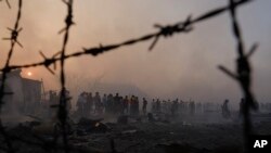 ภาพผู้ลี้ภัยชาวโรฮีนจา หลังเหตุเพลิงไหม้ในค่ายผู้ลี้ภัยในพื้นที่คอกซ์ บาซาร์ บังกลาเทศ เมื่อ 5 มีนาคม 2023 (ที่มา: เอพี)