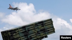 台湾空军F-16战机高雄冈山空军基地演出时飞越天弓一型防空导弹的上空。(2017年8月7日)