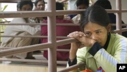 នាង Rmah H'Bin អាយុ​១៨​ឆ្នាំ​ជា​ជនជាតិ​ភាគតិច​ Montagnard និង​ជា​ជន​​ភៀស​ខ្លួន​​ពី​ប្រទេស​វៀតណាម សម្រាក​​ក្នុង​អំឡុង​ការ​បង្រៀន​មួយ​​នៅ​អង្គការ​អន្តរជាតិ​សម្រាប់​អន្តោប្រវេសន៍ នៅ​រាជធានី​ភ្នំពេញ​កាល​ពី​ថ្ងៃ​សុក្រ​ទី​១៣​ខែ​ឧសភា ឆ្នាំ​២០០៥។