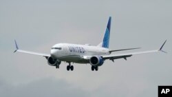Pesawat Boeing 737 Max 9 milik maskapai penerbangan United Airlines bersiap melakukan pendaratan di Bandara Internasional King County-Boeing Field setelah uji terbang dari Moses Lake, Washington, di Seattle, 18 November 2020.