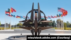 资料照片：北约布鲁塞尔总部外的纪念碑。 (2019年5月13日)