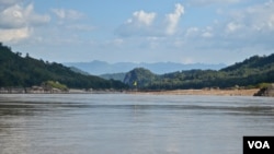 Ini adalah Sungai Mekong di Laos utara di mana pemerintah berencana untuk membangun bendungan PLTA Luang Prabang. (Foto: VOA/Zsombor Pete)