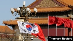베이징 천안문에 걸린 한국 태극기와 중국 오성홍기. (자료사진)