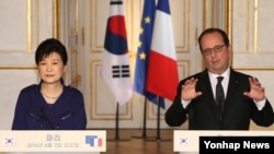 박근혜 한국 대통령(왼쪽)과 프랑수아 올랑드 프랑스 대통령이 3일 파리 엘리제궁에서 정상회담을 마친 뒤 공동기자회견을 하고 있다. 