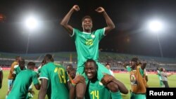 L'équipe du Sénégal après sa victoire contre la Tunisie en demi-finale de la CAN-2019 au Caire le 14 juillet 2019.