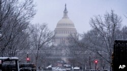 Ако сакате да направите кратења, тогаш тоа треба да го направите преку дебата во Конгресот, а не беззаконски, вели Чак Шумер лидер на малцинството во Сенатот. Фотографија: Зградата на американскиот конгрес, јануари 2025