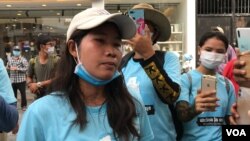 រូបឯកសារ៖ កញ្ញា ឈឿន​ ដារ៉ាវី​ សមាជិក​យុវជន​ខ្មែរថាវរៈ​ ដែល​ត្រូវបាន​ឃាត់​ខ្លួន​ នៅមុខ​សាលាដំបូង​រាជធានី​ភ្នំពេញ នៅ​ថ្ងៃទី​១៣ ខែសីហា ឆ្នាំ២០២០។ (ហ៊ុល រស្មី/វីអូអេ)​​