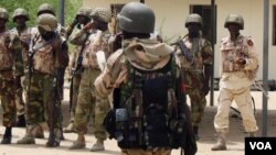 Wasu dakarun tsaro dake kiyaye dokar ta baci