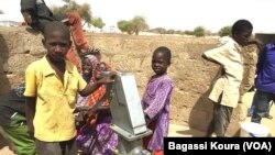 Des enfants réfugiés à l'une des fontaines d'eau du camp de Dar Es Salam à Baga-Sola (ouest du Tchad).