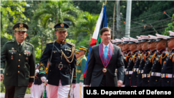 美国国防部长埃斯珀Mark Esper2019年11月19日检阅菲律宾军方仪仗队（美国国防部照片）