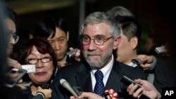 លោកPaul Krugman ដែល​ជា​អ្នក​សេដ្ឋកិច្ច​ដ៏​ល្បី​របស់​អាមេរិក និង​ជា​ម្ចាស់​ពាន​រង្វាន់​ណូបែល​ឆ្លើយ​សំណួរ​របស់​អ្នក​កាសែត​បន្ទាប់​ពី​កិច្ចប្រជុំ​ជាមួយ​នឹង​លោក​នាយករដ្ឋ​មន្រ្តី​ជប៉ុន Shinzo Abe ក្នុង​ក្រុង​តូក្យូ កាលពី​ថ្ងៃទី២២ ខែមីនា ឆ្នាំ២០១៦។