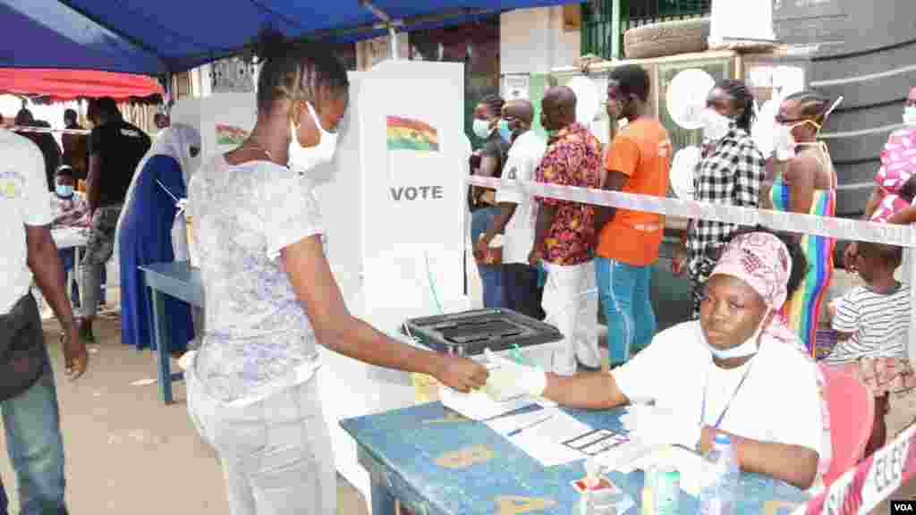 A voter arrives to cast her ballot in the election in Accra, Ghana, Dec. 7, 2020. (Photo: Peter Clottey, Issah Ali / VOA)