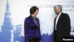 Wakil Uni Eropa Catherine Ashton (kiri) berbicara dengan perunding Iran, Saeed Jalili di Moskow sebelum dimulainya perundingan nuklir Iran (Juni 2012). Perundingan nuklir Iran telah macet selama 7 bulan. 