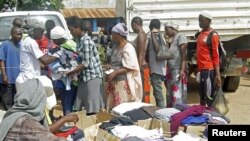 Keluarga pengungsi antri untuk mendapatkan jatah makanan dan pakaian yang dibagikan di pusat hak asasi manusia PBB (UNHRC) untuk pengungsi Burundi di Uvira, Kivu Selatan, Republik Demokratik Kongo (DRC), 20 Mei 2015. (Foto: dok).