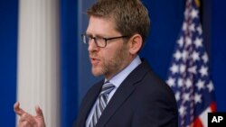 제이 카니 미 백악관 대변인이 16일 정례브리핑에서 기자들의 질문에 답하고 있다.