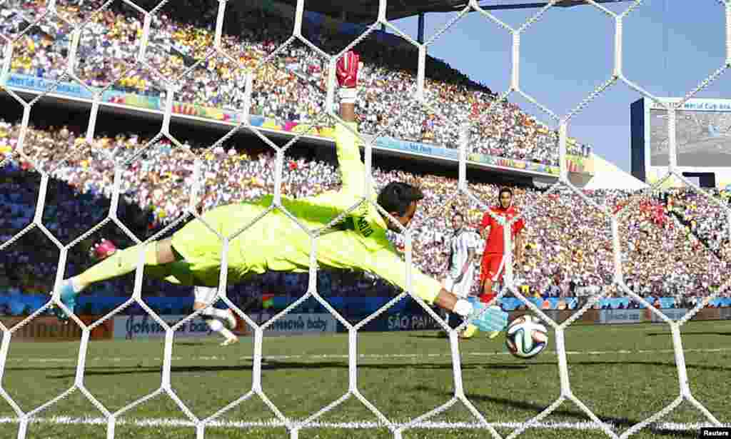 Switzerland's goalkeeper Diego Benaglio is beaten by Argentina's Angel Di Maria during extra time at the Corinthians arena in Sao Paulo, July 1, 2014.