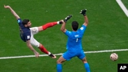 نخستین گول فرانسه که در دقیقۀ پنج بازی دروازۀ مراکش را شکافت.