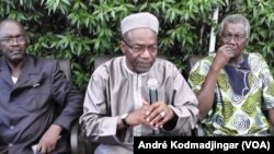 Saleh Keabo au mieux, Gali Gata Ngoté à droite et le representant de Laoukein Medar à gauche. (André Kodmadjingar/VOA)