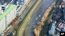 Gambar yang diambil dari video yang dirilis oleh Polisi Miyagi menunjukkan luapan air dari sungai Sunaoshi di Tagajo, Miyagi, 22 November 2016. 