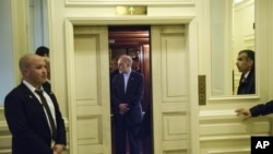在洛桑一家酒店准备与美国官员会谈的伊朗原子能组织萨利希在电梯内等待。（2015年3月26日)
