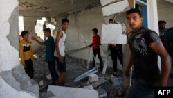 Mladići uklanjaju ruševine iz UN škole u Gazi(Foto: Mohammed Faiq/AFP)