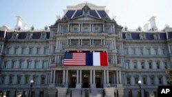 Les drapeaux américains et français sur le Eisenhower Executive Office Building, le 20 avril 2018, à Washington.