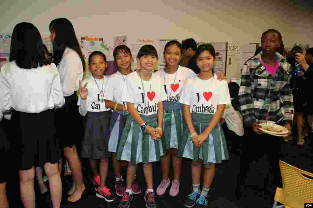 កុមារី​ទាំង​៥​ដែល​បាន​បង្កើត​កម្មវិធី​លក់​ផលិត​ខ្មែរ​តាម​ទូរស័ព្ទ Cambodia Identity Product កំពុង​រង់​ចាំ​វេន​ដើម្បី​ធ្វើ​ការ​បង្ហាញ (Pitch) ​កម្មវិធី​ដែល​ពួក​គេ​បាន​បង្កើត​ ទៅ​ចៅក្រម​វាយ​តម្លៃ នៅ​​ក្នុង​ការ​ប្រកួត​ផ្តាច់​ព្រ័ត្រ​ Technovation Challenge World Pitch Summit នៅ​ទី​ស្នាក់ការ​កណ្តាល​ក្រុមហ៊ុន Google នៅ​ក្រុង Mountain View រដ្ឋ​កាលីហ្វរញ៉ា សហរដ្ឋ​អាមេរិក កណ្តាល​តំបន់​បច្ចេកវិទ្យា Silicon Valley កាល​ពី​ថ្ងៃ​ពុធ ​ទី​០៩ ខែ​សីហា ឆ្នាំ​២០១៧។ ​ពី​ឆ្វេង​ទៅ​ស្តាំ៖ លន ដារ៉ាស៊ូចេង ផាន់ ចន្ទ័ម៉ារីយា​ ស៊ន លេស្សា យស សិរីសប្តាហ៍ និង ជា សុជាតិតា។ (សឹង សុផាត/VOA)