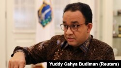 Anies Baswedan (saat itu masih menjabat sebagai Gubernur Jakarta) saat wawancara di kantornya di tengah wabah COVID-19 di Jakarta, 17 September 2020. (Reuters/Yuddy Cahya Budiman)
