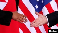 도널드 트럼프 미국 대통령(오른쪽)과 김정은 북한 국무위원장이 지난해 6월 싱가포르에서 열린 첫 미북 정상회담에서 악수하고 있다.