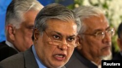 پاکستان کے وزیر خزانہ اسحاق ڈار (فائل فوٹو)