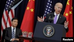 Wapres AS Joe Biden (kanan) memberikan pidato saat membuka Dialog Strategis dan Ekonomi Tahunan AS – China di Washington, Rabu (10/7). 