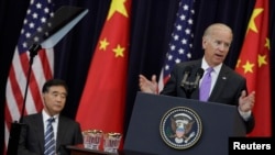 Wapres AS, Joe Biden (kanan) menyampaikan sambutannya dalam pembukaan Dialog Ekonomi dan Strategi AS-China di kantor Kementrian Luar Negeri AS, di Washington DC (10/7).