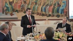 Shavkat Mirziyoyev (markazda) Rossiyada Prezident Vladimir Putin mehmoni, Moskva, 5-aprel, 2017-yil.