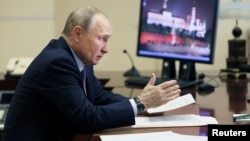 ვლადიმირ პუტინი, მოსკოვის მახლობლად მდებარე რეზინდეციიდან, ონლაინ შეხვედრას მართავს.