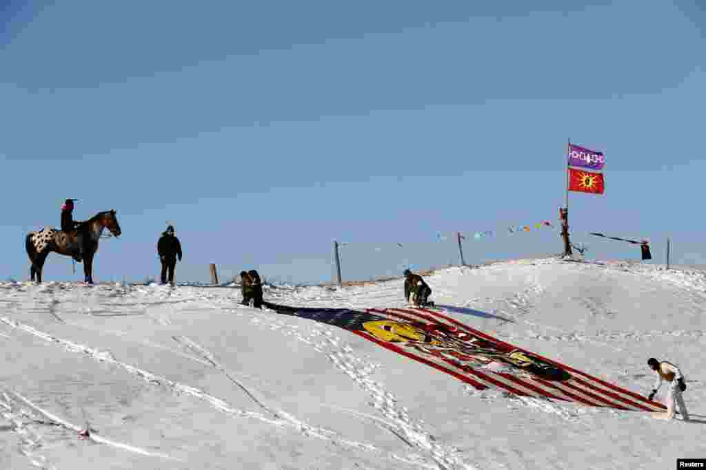 Warga suku Indian dan aktivis terus memrotes pembangunan pipa minyak Dakota di dekat lokasi reservasi suku Indian &#39;Standing Rock&#39;, dekat Cannon Ball, negara bagian North Dakota, AS.