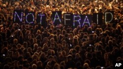 ពលរដ្ឋ​បាន​ប្រមូល​ផ្តុំ​គ្នា​ហើយ​កាន់​ស្លាក​សញ្ញា​ថា «NOT AFRAID» មាន​ន័យ​ថា «មិនខ្លាច» ដើម្បី​ជា​ការប្រឆាំង​ទៅ​​នឹង​ការវាយ​ប្រហារ​ទៅ​លើ​ការិយាល័យ​កាសែត​Paris Weekly 'Charlie Hebdo'។