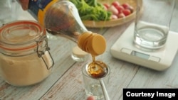 អ្នកស្រី ដួង ធីតា ស្ត្រីខ្មែរម្នាក់រស់នៅប្រទេសកូរ៉េខាងត្បូង បានផលិតវីដេអូបង្ហាញពីវិធីធ្វើម្ហូប ហើយចែកចាយវីដេអូទាំងនោះតាមបណ្តាញសង្គមដោយមានឈ្មោះថា «Kitchen Story»។ (រូបថតផ្តល់ឲ្យដោយអ្នកស្រី ដួង ធីតា)