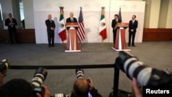 លោក John Kelly ​រដ្ឋ​មន្រ្តី​ក្រសួង​សន្តិសុខ​មាតុភូមិ​ធ្វើ​សេចក្តី​ថ្លែងការណ៍​នៅ​ក្រសួង​ការបរទេស​ក្នុង​ក្រុង Mexico City កាលពី​ថ្ងៃទី២៣​ ខែកុម្ភៈ ឆ្នាំ២០១៧។